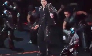 王力宏演唱會(huì)驚現(xiàn)6臺(tái)人形機(jī)器人伴舞，與人類共舞還秀高難度空翻