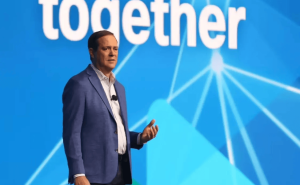 思科CEO羅賓斯：AI浪潮或現泡沫，就業與安全挑戰并存但前景可期