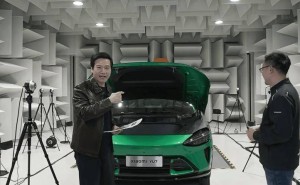 雷軍直播揭秘SU7：車外“小愛同學(xué)”憑聲紋操控，安全便捷雙保障