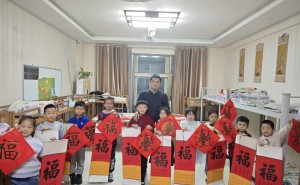 金馬賀歲春意濃 賈寶惠工作室百名小學員揮毫潑墨共慶新春