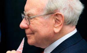 巴菲特謝幕前最后一季：伯克希爾Q4運(yùn)營利潤降超29% 3700億現(xiàn)金蓄勢待發(fā)