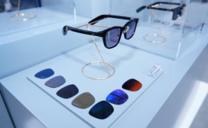 千問AI眼鏡真機(jī)曝光：首秀MWC2026，全球觀眾排隊試戴