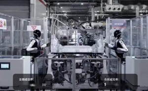 小米機器人汽車工廠“實習”打螺絲，雷軍預言：5年內(nèi)人形機器人將批量進廠