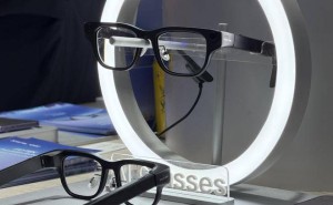 MWC大會(huì)上科大訊飛全球首秀AI眼鏡，僅40克，多模態(tài)同傳助力跨語言溝通