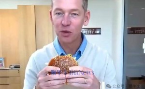 麥當(dāng)勞CEO試吃新漢堡“下口難” 網(wǎng)友群嘲成快餐界“歡樂(lè)名場(chǎng)面”