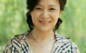 67歲劉莉莉日本安享晚年，二婚幸福卻難掩對(duì)不婚女兒的深深憂慮