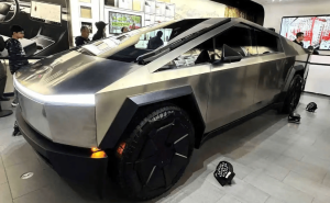 特斯拉Cybertruck撞護(hù)欄遭百萬索賠 車主直指馬斯克留任與FSD設(shè)計缺陷