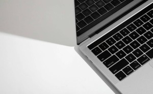 庫克力推低價MacBook Neo，性能縮水配置拉胯為何引消費者不滿？