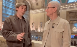 庫克暢談iPhone未來：硬件軟件協(xié)同，打造全能終端引領(lǐng)數(shù)字生活