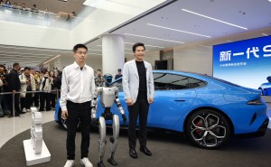 小米發(fā)布會(huì)前夕：雷軍與宇樹王興興共賞機(jī)器人熱舞SU7前