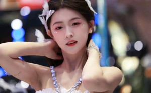 任綿綿：車模舞臺上的甜美精靈 體重年齡爭議下的時尚新星