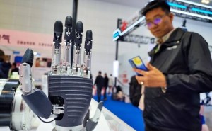 智能經(jīng)濟(jì)新引擎：新“勞動(dòng)力”、新“場(chǎng)景”、新“底座”如何驅(qū)動(dòng)未來(lái)？