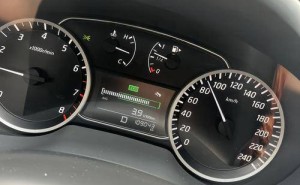 15萬級混動轎車：都市通勤經(jīng)濟之選，舒適與智慧并存的家庭出行伙伴