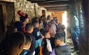 阿壩理縣千年羌寨研學開營 “小史官”探秘古羌智慧傳承非遺文化