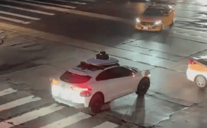 蘿卜快跑“熄火”引爭議：安全策略“敏感”背后，是謹(jǐn)慎還是束縛？