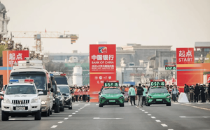 清華王文杰2026北京半馬奪冠破紀錄 雷軍祝賀 小米YU7成賽事指定用車引關注