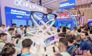 廣交會(huì)AI“黑科技”閃耀登場(chǎng) 海內(nèi)外客商爭(zhēng)相體驗(yàn)未來科技魅力