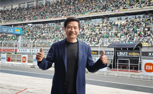 雷軍現(xiàn)身CHINA GT上海站 揮旗頒獎助力賽事 小米汽車全程守護(hù)