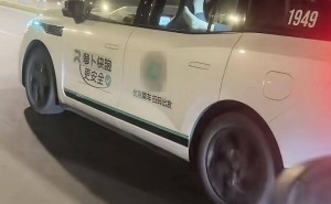 重慶“蘿卜快跑”無人車乘客脫鞋搭座引熱議 客服回應：每日檢查定期清潔