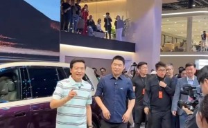 雷軍車展互動送李想“聽我講完”T恤，企業家玩梗友誼拉滿