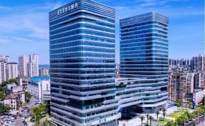 湖南前首富陳邦：眼科擴張遇阻，個人地產投資“火力全開”？