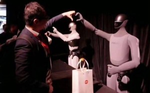 雷軍分享小米機器人新成果：仿生手升級，從工廠到互動場景大跨越